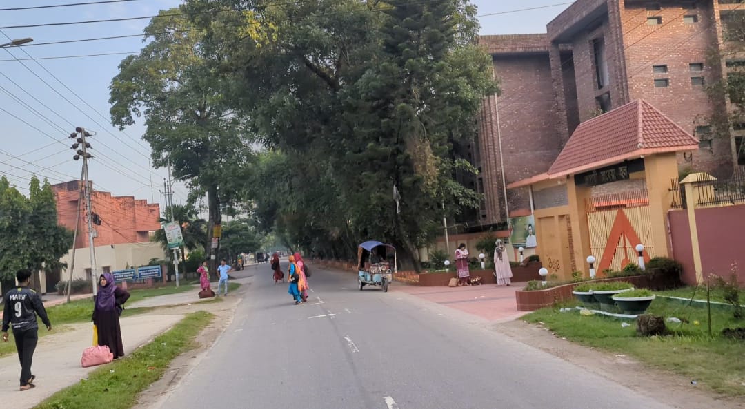 ক্যাম্পাস ছাড়তে বাধ্য হলেন বাকৃবি শিক্ষার্থীরা, হল সিলগালা